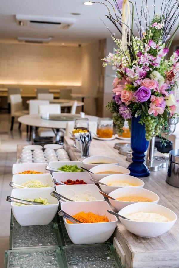 The Airport Courtyard Suvarnabhumi Airport Bangkok Ngoại thất bức ảnh A buffet at a hotel