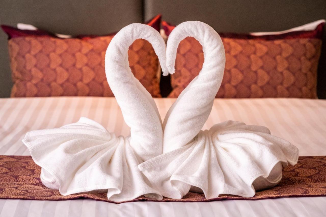 The Airport Courtyard Suvarnabhumi Airport Bangkok Ngoại thất bức ảnh Towel swans