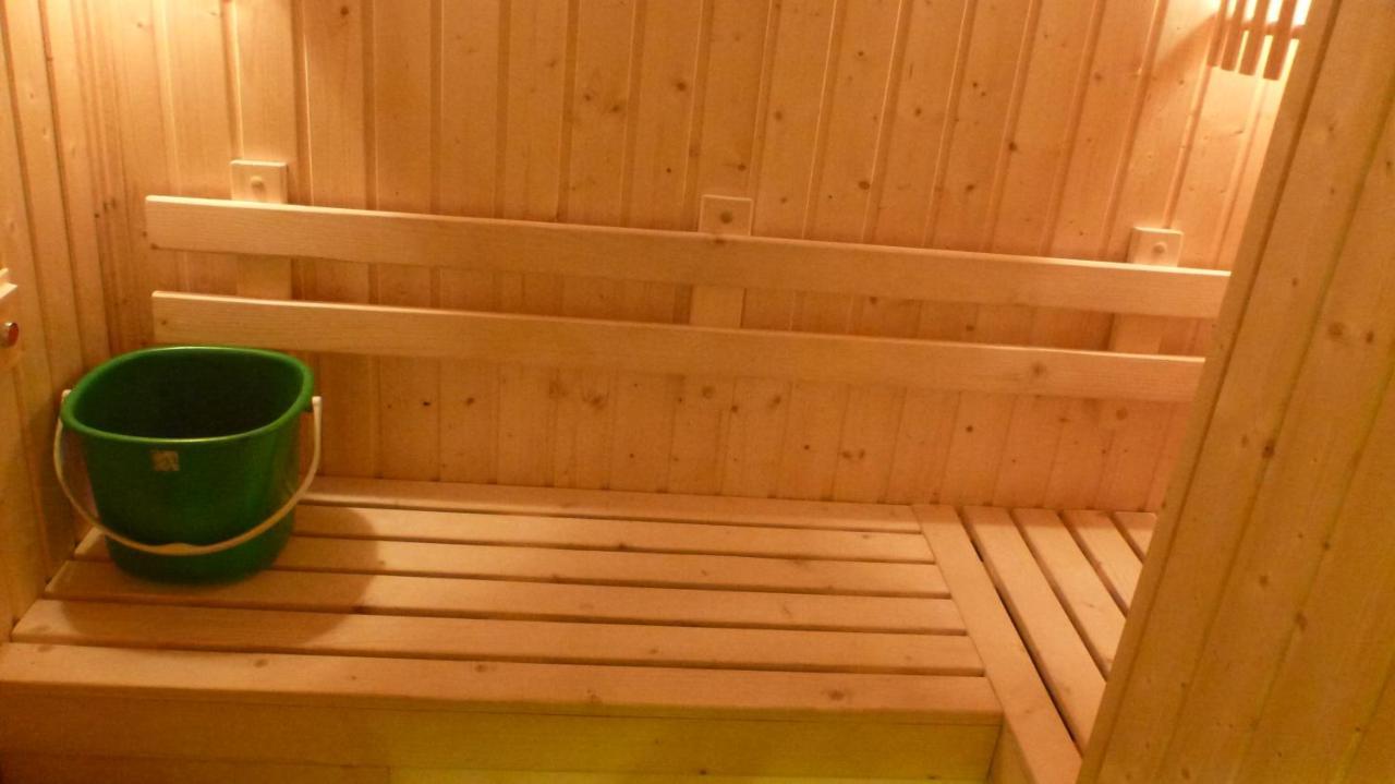 The Airport Courtyard Suvarnabhumi Airport Bangkok Ngoại thất bức ảnh A bench in a Finnish sauna
