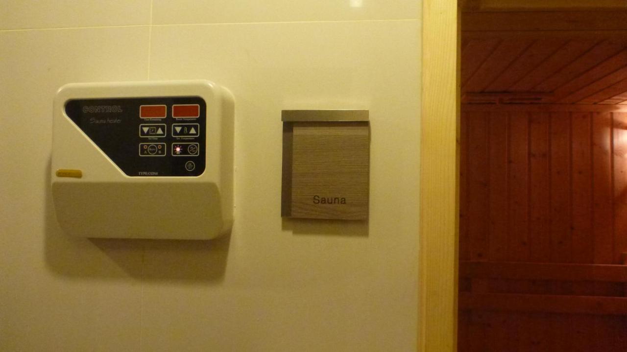 The Airport Courtyard Suvarnabhumi Airport Bangkok Ngoại thất bức ảnh A shower panel