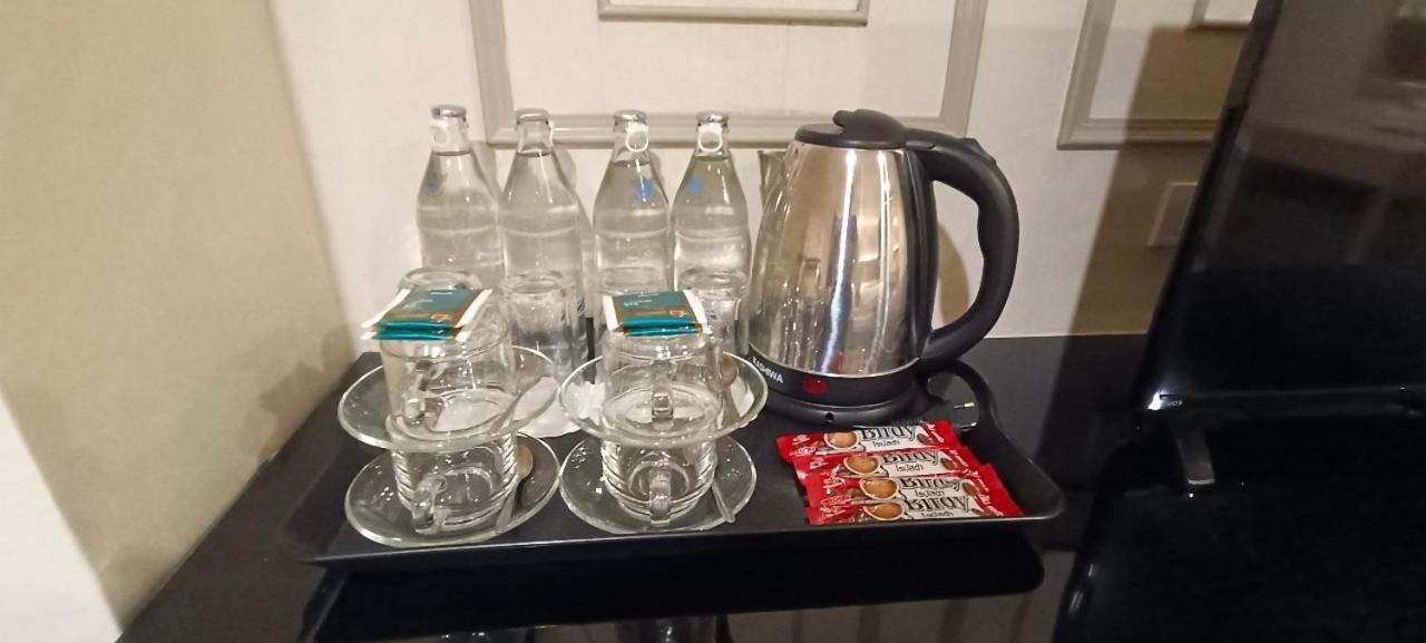 The Airport Courtyard Suvarnabhumi Airport Bangkok Ngoại thất bức ảnh Bottled water and a kettle in a hotel room